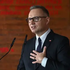 Prezydent Duda przemawia z gestem na piersi. Gdzie jest dzisiaj prezydent duda? Właśnie tutaj, przemawiając do narodu.