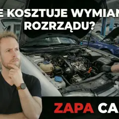 Zastanawiasz się nad wymianą rozrządu? Cena tej usługi w ZAPA CARS jest konkurencyjna. Mechanik pracuje przy silniku.