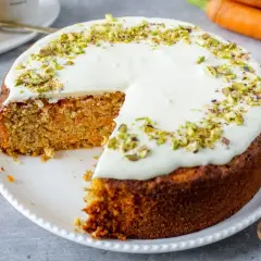 Saftiger Karottenkuchen mit Frischkäse-Frosting und Pistazien. Ein köstliches Beispiel für low carb backrezepte, das Genuss ohne Reue verspricht.