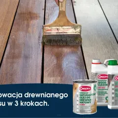 Olej do drewna podkreśla jego naturalne właściwości, odnawiając taras. Pędzel nakłada produkt na deski.