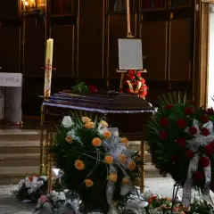 Jak ustawić trumnę w kościele, aby oddać szacunek zmarłemu?
