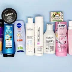 Eine Auswahl an Haarspülungen, darunter Produkte von Garnier, John Frieda und Nivea, einige mit Inhaltsstoffen wie Stearamidopropyl Dimethylamine für glänzendes Haar.