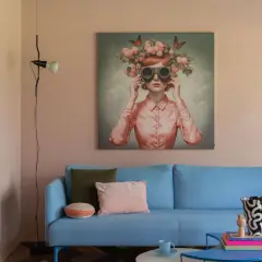 Peinture pièce de vie : un tableau surréaliste d'une femme aux lunettes et couronnes de fruits, sur un canapé bleu vif.