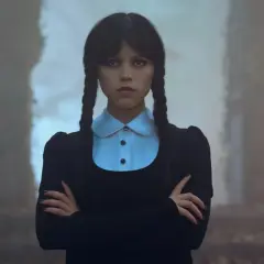 Wednesday Addams, med sina karaktäristiska flätor och mörka blick, ser ut att förbereda sig för säsong 2.