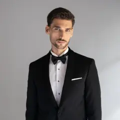 Jaki krawat do czarnego garnituru i białej koszuli, aby zachwycić?