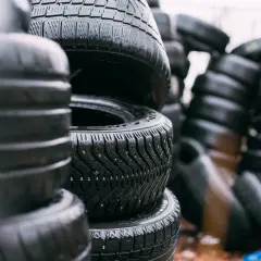 Montón de neumáticos apilados, algunos con clavos para el hielo. Estos son los neumáticos, esenciales para el movimiento.