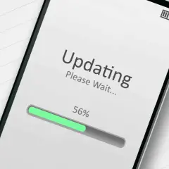 Ekran telefonu z napisem "Updating" i paskiem postępu 56%.