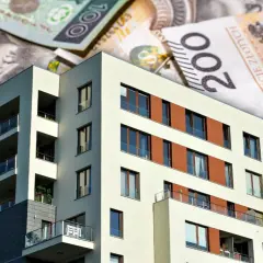 Nowoczesny budynek mieszkalny na tle polskich banknotów. Zastanawiasz się, ile obecnie wynosi oprocentowanie kredytu hipotecznego?