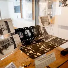 Im Stasi Museum Erfurt: Filmstreifen und Fotos zeigen die Überwachung. Einblicke in die Vergangenheit.