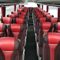 Wygodne fotele w autobusie. Zastanawiasz się, ile kosztuje autobus?