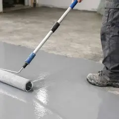 Applicazione di resina epossidica su pavimento grezzo. Le proporzioni resina epossidica sono fondamentali per un risultato perfetto.