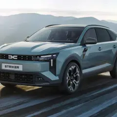 Dacia c neo, un SUV moderno, attraversa un paesaggio montano innevato.