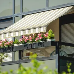 Skuteczne sposoby na osłonięcie balkonu od wiatru i poprawa komfortu