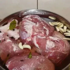 Mięso wieprzowe w zalewie z czosnkiem i przyprawami. Zastanawiasz się, ile soli na kg mięsa wieprzowego?