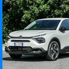 Citroën C4, un'auto grande e moderna, con un design audace e un'icona a punto interrogativo.