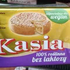 Opakowanie margaryny "Kasia" z wizerunkiem ciasta. Produkt jest 100% roślinny i odpowiedni dla wegan.