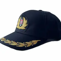 Granatowa czapka z wyszywanym godłem i złotym wieńcem laurowym. Elegancki cap, idealny na specjalne okazje.