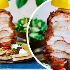 Soczysty kurczak döner na talerzu z pitą, pomidorkami i sałatką. Cytryna na wierzchu dodaje świeżości.