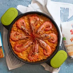 Paella con gambas, lista para disfrutar. Acompañada de caldo y arroz especial para paellas SOS.