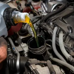 Vertiendo aceite de motor, una tarea común al considerar la diferencia entre aceite 5w40 y 10w40.