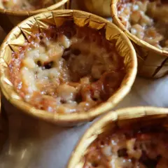 Små, gyllene bakelser med en härlig, bubblig yta. Kanske en ekorrbon kaka som väntar på att avnjutas?