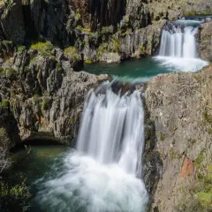 Cascadas en Guadalajara, un espectáculo natural de agua cayendo entre rocas escarpadas y vegetación.