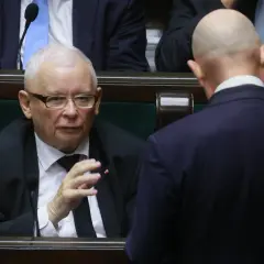 Jarosław Kaczyński w Sejmie, dyskusja o tym, kto z młodych posłów PiS ma zostać "nowym Dudą" w nadchodzącej kampanii.