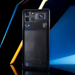 Elegancki tył smartfona redmagic 10 pro z widocznym procesorem i modułem aparatu.