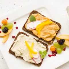 Zdrowe śniadanie dla przyszłej mamy: ciemne pieczywo z pastą warzywną, owocami i kawą. Idealna dieta w ciąży.