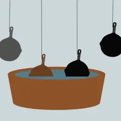 En rostig muurikka doppas i en balja. Andra muurikkor hänger ovanför, vissa mörka, andra grå.