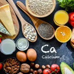 Kalziumreiche Lebensmittel wie Käse, Milch, Sardinen und Nüsse. Achten Sie auf diese, um Calciummangel Symptome vorzubeugen.