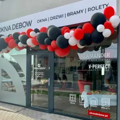 Salon okien i drzwi "Okna Dębow" z girlandą czerwonych, czarnych i białych balonów.