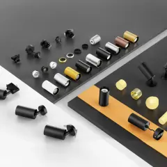 Variedad de focos empotrables y sus componentes. Diseños modernos en negro, blanco, dorado y plateado, listos para colocar y dar luz.