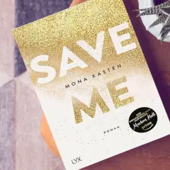 Buchcover "Save Me" von Mona Kasten, Teil der "Save Me"-Reihenfolge, mit goldenem Glitzer.