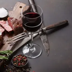Ein saftiges Steak mit Rosmarin, dazu ein Glas Rotwein. Was ist Malbec? Eine Rebsorte, die perfekt zu diesem Genuss passt.