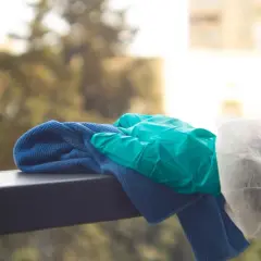 Rękawiczki i ściereczki gotowe do działania. Dowiedz się, jak usunąć klej po naklejce z plastiku, by powierzchnie lśniły czystością.
