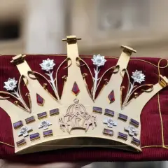 Goldene Tiara Papst, verziert mit Edelsteinen und Blumen, ruht auf einem roten Samtkissen.