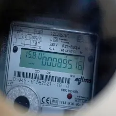 Cyfrowy licznik energii elektrycznej pokazuje stan 000895.16 kWh. To dane, które pomogą Ci określić, jak podać stan licznika prądu.