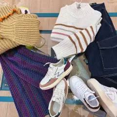 Sneakers: cosa sono? Scarpe comode e alla moda, perfette per ogni outfit. Ecco un esempio di look casual con maglioni, jeans e una borsa.