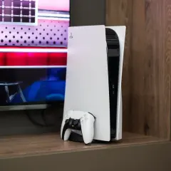 Konsola PlayStation 5 z kontrolerem DualSense gotowa do akcji. Czas na nowe gry PS5!