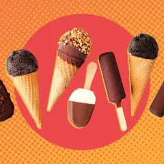 Różne lody na patyku i w wafelkach, w tym czekoladowy polar magnum, na tle z kropkami.