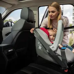 Jak zamontować pasy w foteliku? Krok po kroku i test szczypty