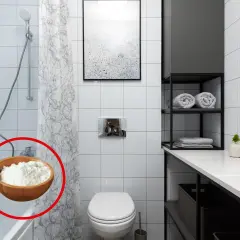 Un baño sin ventilación puede acumular humedad. Un truco para combatirla es usar bicarbonato de sodio en un recipiente, como se muestra en la imagen.