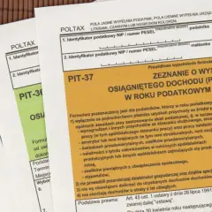 Formularze PIT-37 i PIT-36, dokumenty niezbędne do rozliczenia dochodów i zgłoszenia zmiany rezydencji podatkowej.