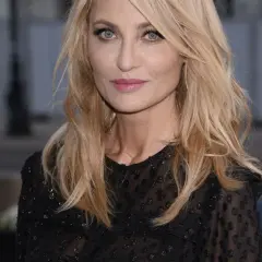 Aneta Kręglicka, znana z elegancji, prezentuje się zjawiskowo. Jej wiek i wzrost dodają jej uroku.