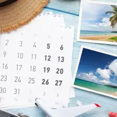 Kalendarz z zaznaczonymi dniami, okulary, aparat i zdjęcia z wakacji. Czas na planowanie 35 dni urlopu!