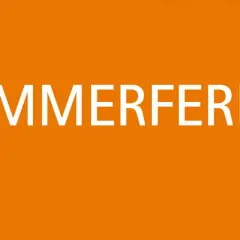Weiße Schrift auf orangefarbenem Hintergrund: "SOMMERFERIEN". Die Frage "wie lange gehen die sommerferien" wird aufgeworfen.