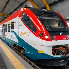 Treno Jazz di Trenitalia in una delle stazioni a Roma, pronto a partire.