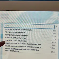 Ile kosztuje przerejestrowanie samochodu bez zmiany tablic? Na ekranie widoczna lista opłat, w tym rejestracja pojazdu.