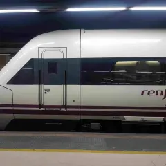 Tren Renfe Alvia en estación, listo para cubrir la distancia Santiago Madrid.